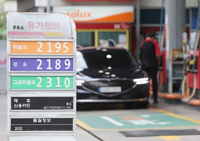 기획재정부는 21일 중동 긴장에 따른 국내외 유류 가격의 불확실성과 국내 물가 동향 등을 고려해 유류세 탄력세율 인하 조치를 오는 10월 31일까지 추가 연장할 계획이라고 밝혔다. (사진=연합뉴스 제공)
