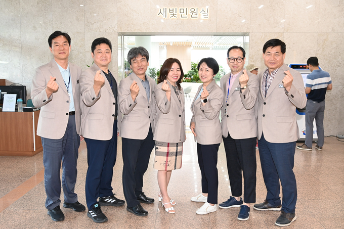 새빛민원실 베테랑 팀장들의 모습. (사진=수원시 제공)