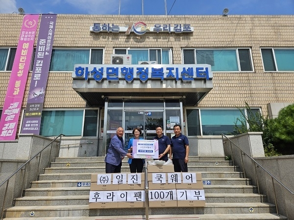 폭염에 힘겹게 생활하고 있는 김포시 읍면단위 저소득층 가구에 일상에서 필요한 물품 지원과 경제적 어려움을 겪고 있는 이들에게 도움의 손길이 잇따르고 있다. (사진=김포시 제공)