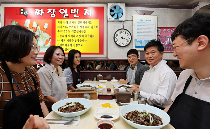 올해 남동구 내 착한가격업소가 모두 45곳으로 지정됐다. 박종효 구청장이 그중 한 음식점에 방문해 착한 가격으로 판매되는 자장면을 주문 후 식사를 했다. ( 사진 = 남동구 제공 )