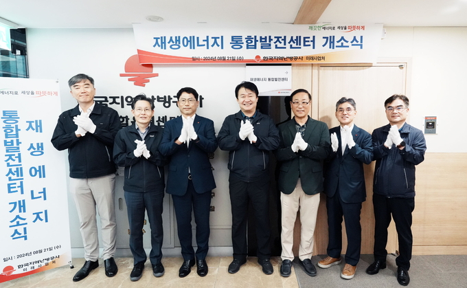 (왼쪽부터) 고현일 건설본부장, 고국현 경영지원본부장, 이병휘 사업본부장, 정용기 사장, 김좌열 상임감사위원, 김부헌 부사장, 박진규 안전기술본부장 (사진=한국지역난방공사 제공)