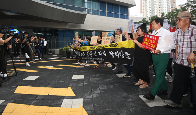 21일 오후 수원시 영통구 경기도청 앞에서 동두천시 지역발전 범시민대책위원회가 경기동북부공공의료원 후보지 예비심사대상에서 동두천시가 제외된 것을 두고 반발해 도청에 항의 방문을 하고 있다.