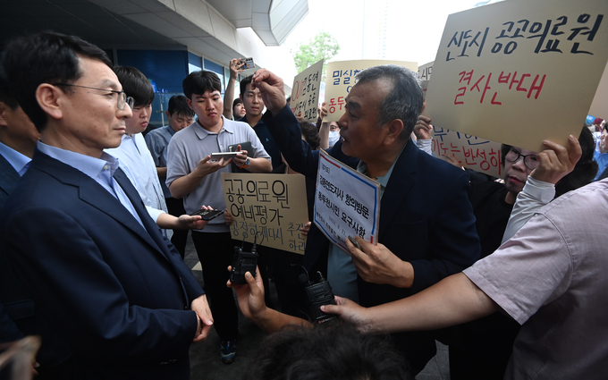 21일 오후 수원시 영통구 경기도청 앞에서 동두천시 지역발전 범시민대책위원회가 김성중 행정1부지사를 만나 '김동연 도지사 항의방문 동두천시민 요구사항'이 적힌 서면을 전달하고 면담을 요구하고 있다.