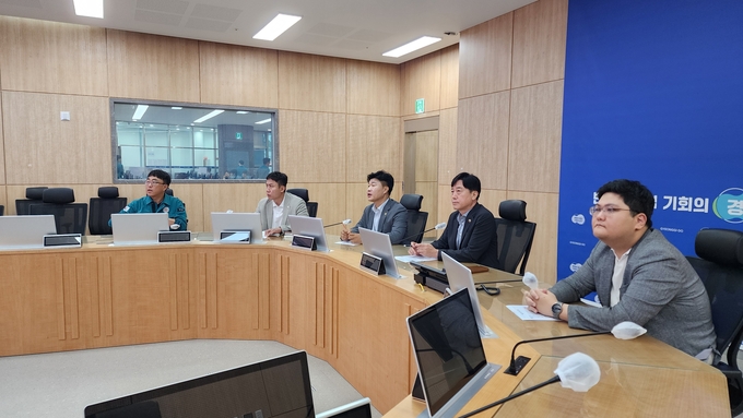 김영기(의왕1·오른쪽 2번째) 경기도의회 국민의힘 정책위원장과 정책위원들이 21일 경기도 재난안전상황실에서 폭염·태풍 대응상황을 점검하고 있다. (사진=경기도의회 제공)