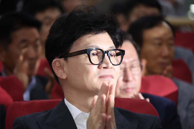 한동훈 국민의힘 대표가 21일 국회 의원회관에서 ‘간첩을 간첩죄로 처벌하지 못하는 대한민국, 이대로 괜찮은가’를 주제로 열린 ‘형법 제98조 개정 입법토론회’에서 박수를 치고 있다. (사진=연합뉴스)