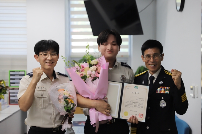 분당소방서는 지난 16일 2024년 상반기 'THE BEST 친절민원공무원'으로 선정된 이승현 소방교에게 경기도지사 표창장을 전달했다.