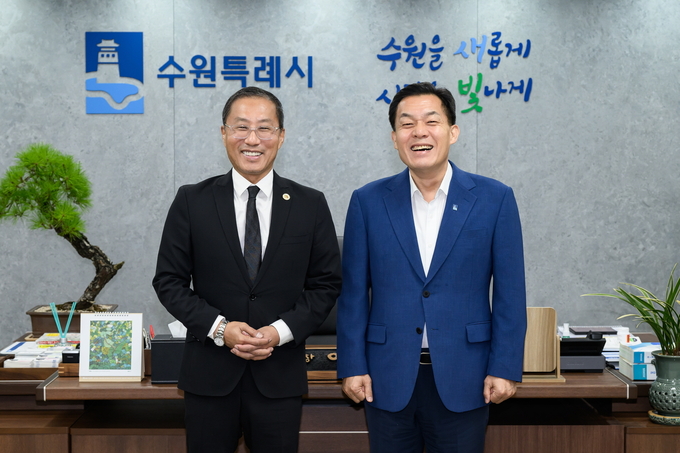 이재준 수원시장(오른쪽)과 프레드 정 풀러턴시장. (사진=수원시 제공)