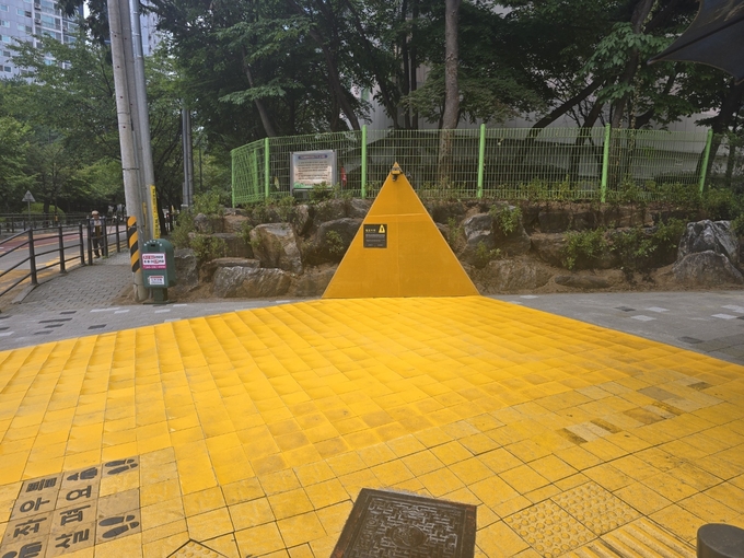 어린이보호구역 횡단보도가 노란색으로 설치됐다. (사진=용인시 제공)