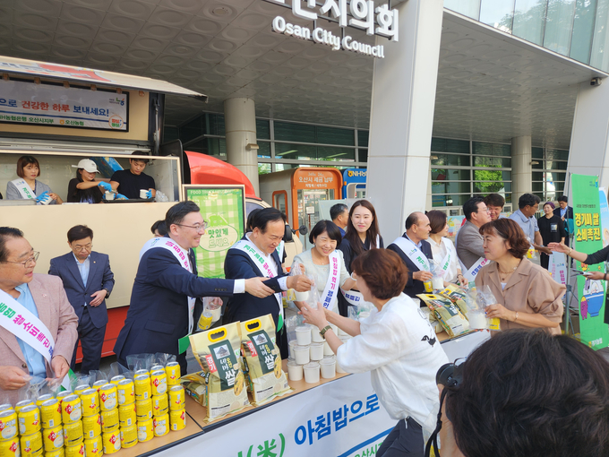 NH농협은행 김민자 경기본부 본부장, 유승민 오산시지부장, 이기택 오산농협 조합장,이권재 오산시장, 이상복 의장과 시의원 등이 함께쌀소비 촉진을 위한‘아침밥 먹기 운동 캠페인을 실시하고 있다. (사진=NH농협은행 오산시지부 제공)
