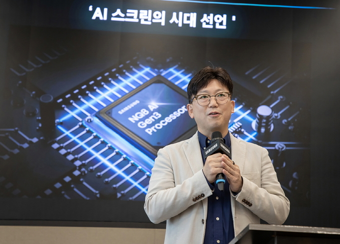 삼성전자 수원사업장 디지털연구소에서 용석우 삼성전자 영상디스플레이사업부 사장이 'AI 스크린'에 대해 설명하고 있다. (사진=삼성전자 제공)