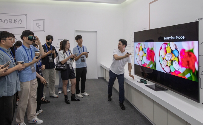 삼성전자 수원사업장 디지털연구소에서 삼성 AI TV 릴루미노 모드를 설명하고 있다. (사진=삼성전자 제공)