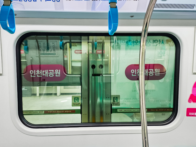 인천1‧2호선 승강장안전문에 역명표지를 설치했다. ( 사진 = 인천교통공사 제공 )