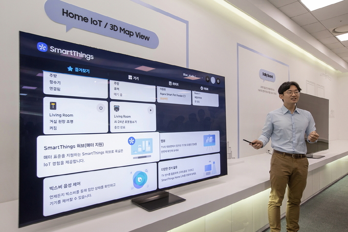삼성전자 수원사업장 디지털연구소에서 삼성 AI TV 기능을 설명하고 있다. (사진=삼성전자 제공)