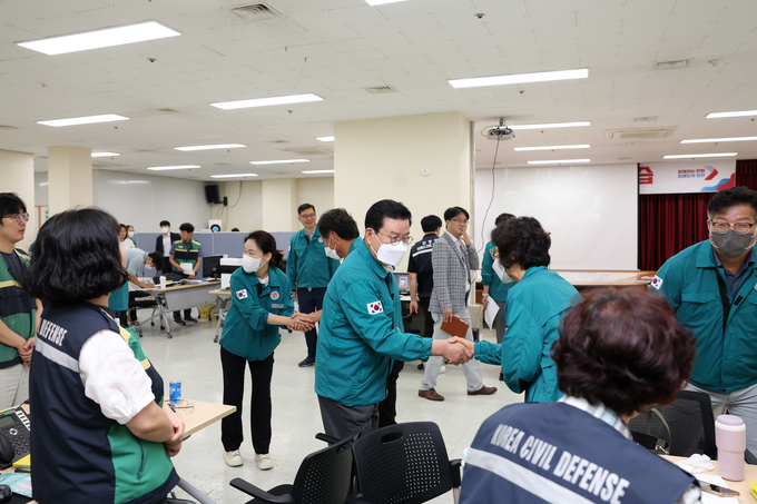 오산시의회가 ‘2024 을지연습’참가한 기관 및 공무원들을 격려 방문하고 있다. (사진=오산시의회 제공)