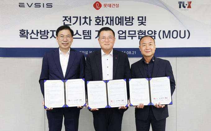 (왼쪽부터)오영식 이브이시스 대표이사와 이재영 롯데건설 기전사업실장, 최종석 (주)티엘엑스 최종석 대표이사가 업무협약을 체결하고 기념촬영을 하고 있다. (사진=롯데건설 제공)
