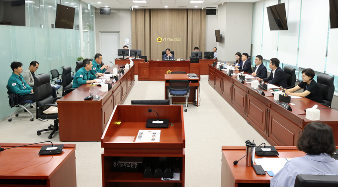 경기도의회 더불어민주당 김동규(안산1·가운데) 정책위원장과 정책위원들이 지난 21일 경기도의회에서 경기도교육청에 대한 업무보고를 주재하고 있다. (사진=경기도의회 제공)