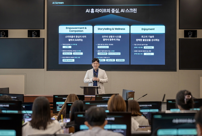 삼성전자 수원사업장 디지털연구소에서 용석우 삼성전자 영상디스플레이사업부 사장이 'AI 스크린'에 대해 설명하고 있다. (사진=삼성전자 제공)
