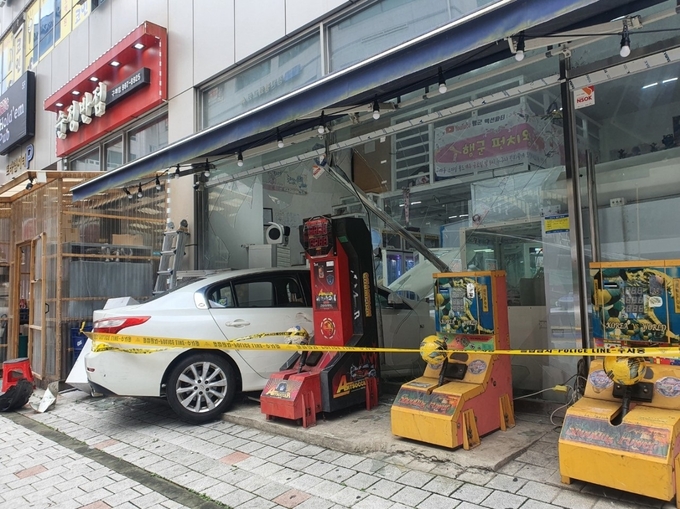 음주운전으로 인형뽑기 상가로 둘진한 승용차가 반쯤 박혀 있다. (사진=김포경찰서 제공)
