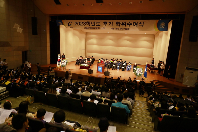 가천대 이길여 총장이 22일 대학 예음홀에서 열린 학위수여식에서 졸업생들에게 축사를 하고 있다. (사진=가천대학교 제공)