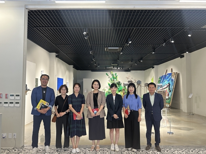 장명희 안양시의회 보사환경위원장(가운데)와 위원들이 22일 광명업사이클아트센터를 벤치마킹한 뒤 시설 관계자와 기념촬영을 하고 있다. (사진=안양시의회 제공)