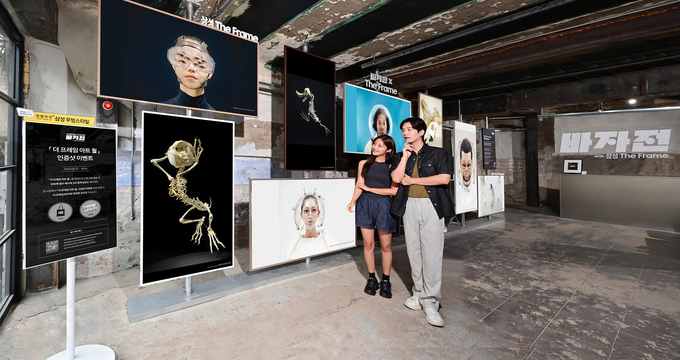 삼성전자 모델이 '바자展: UNDER/STAND with 삼성 The Frame'에서 라이프스타일 TV 삼성 '더 프레임'을 활용한 10M 길이의 대형 아트 월을 체험하고 있다. (사진=삼성전자 제공)