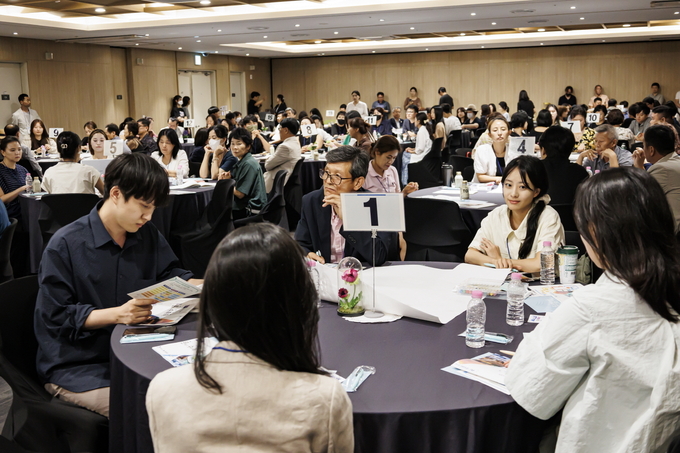 2024년 문화도시 수원 토론회 '문수톡!톡!' 참여자들이 이야기를 나누는 모습. (사진=수원시 제공)