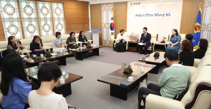김진경 경기도의회 의장과 최효숙(민주·비례) 경기도의원이 지난 22일 경기도의회 의장 접견실에서 경기도어린이집연합회 관계자들과 차담을 나누고 있다. (사진=경기도의회 제공)
