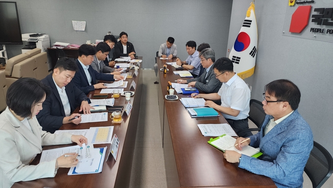 경기도의회 국민의힘 정책위원회가 23일 경기도의회에서 경기도 도시주택실, 경기도소방재난본부 등에 대한 업무보고를 주재하고 있다. (사진=경기도의회 제공)