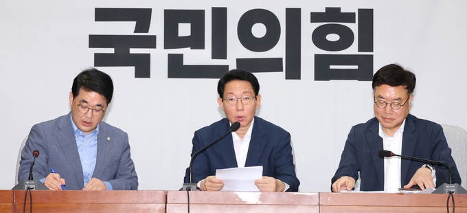 김상훈 국민의힘 정책위의장(가운데)이 23일 오전 국회에서 열린 원내대책회의를 주재하고 있다. 왼쪽은 배준영 원내수석부대표, 오른쪽은 서범수 사무총장 (사진=연합뉴스)