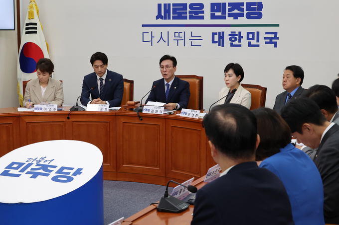 김민석 더불어민주당 최고위원이 23일 오전 서울 여의도 국회에서 열린 최고위원회의를 주재하고 있다. (사진=연합뉴스)