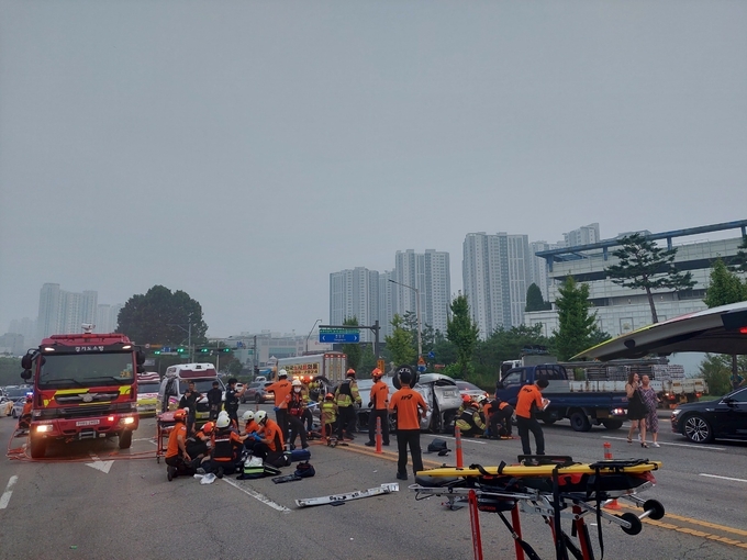  24일 안산시 상록구 소재의 한 교차로에서 3중 추돌사고가 발생한 모습. (사진=경기도소방재난본부 제공)