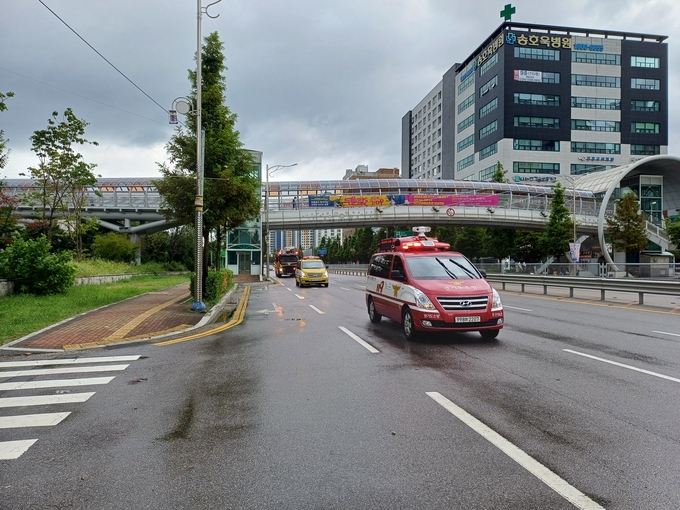 오산소방서, 2024년 을지연습·민방위 훈련 연계 전국 동시 소방차 길 터주기 훈련 장면. (사진=오산 소방서 제공)