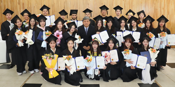 19일(월) 외국인 유학생 학위수여식에 참석한 졸업생들이 단체사진을 찍고 있다.(사진=한신개학교 제공)