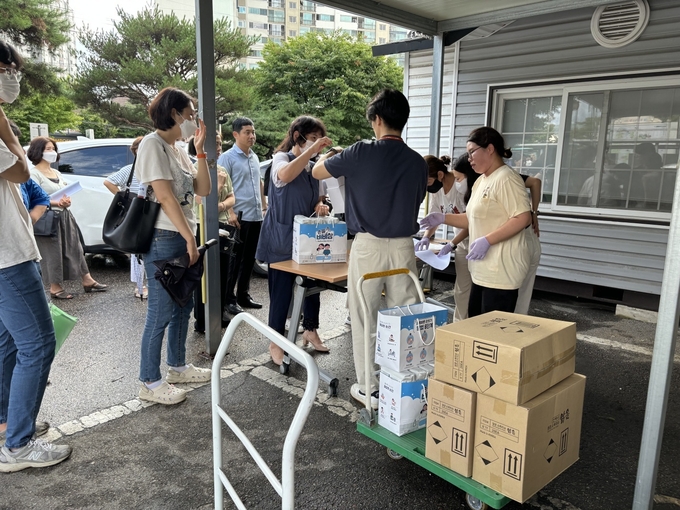 광주시 코로나19 감염 확산에 대처하기 위해 시민들에게 방역용품을 나눠주고 있다. (사진=광주시 제공)