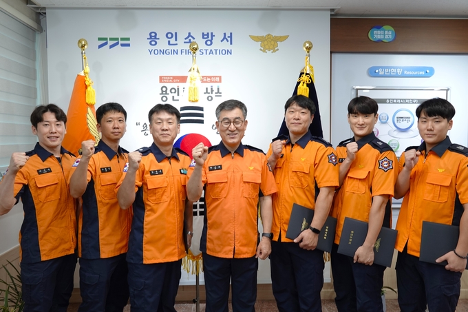 용인소방서는 지난 23일 서장 집무실에서 현장활동 유공 소방대원들에게 표창장을 수여했다. (사진=용인소방서 제공)