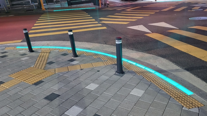 바닥형 보행신호등 설치 모습. ( 사진 = 인천시 제공 )