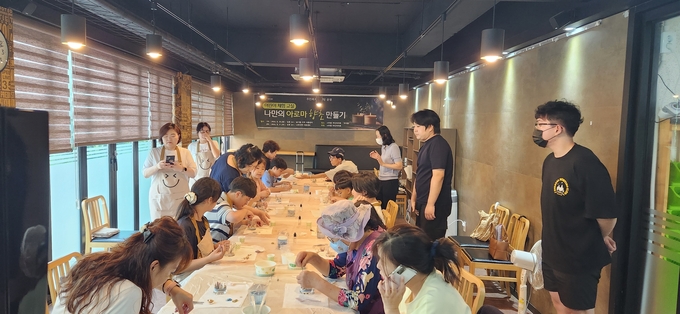 김포시 사우동 주민자치회가 주관한 나만의 향초 만들기 체험에 참여한 학생들의 작품을 만들고 있다. (사진=사우동주민자치회 제공) 