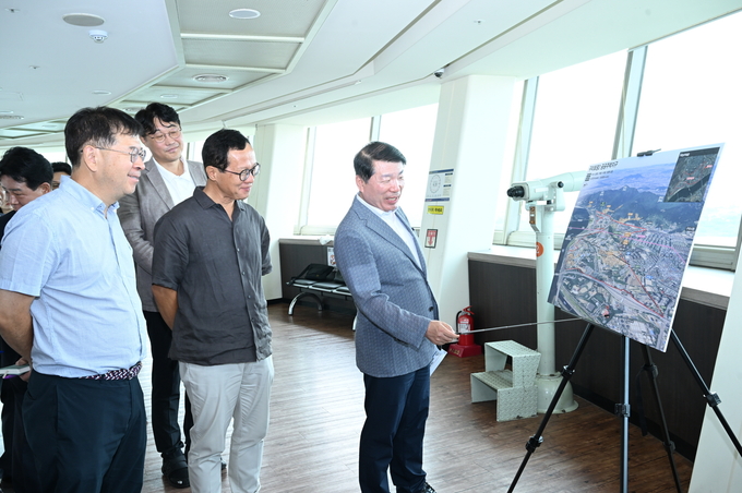 백경현 구리시장이 한강변 토평2 공공주택지구 사업 관련 도시계획, 교통, 환경분야 전문가들과 함께 현장 답사를 하고 있다. (사진=구리시 제공)