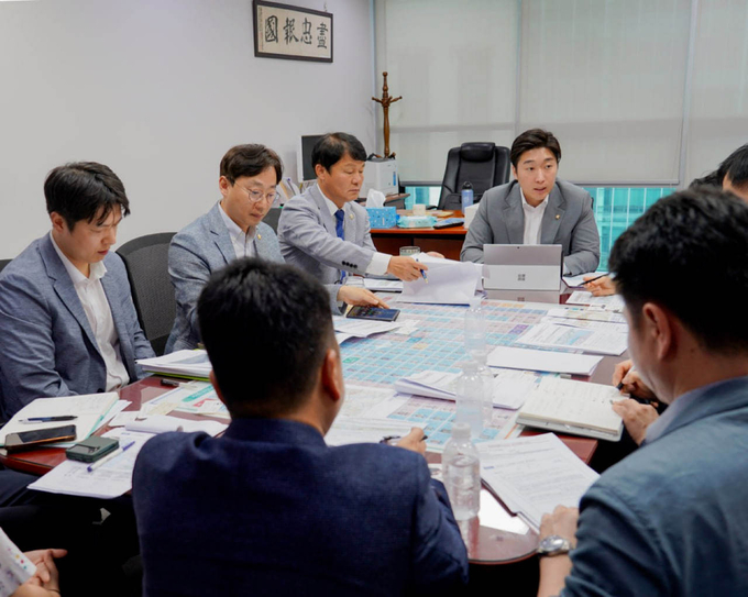 김용만 국회의원이 9호선 미사연장 동시 개통을 위한 협의를 진행하고 있다. (사진=김용만 의원실 제공)
