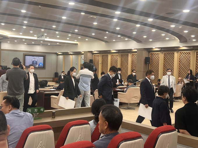 26일 수원시의회 제385회 임시회에서 홍종철(국힘·광교1) 의원의 5분 발언 후 국민의힘 소속 의원들이 회의장을 이탈하는 모습. (사진=장진 기자)