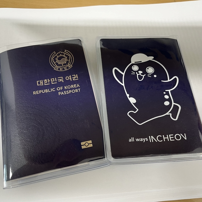 점박이 물범 캐릭터가 새겨진 인천시 여권케이스. ( 사진 = 인천시 제공 )