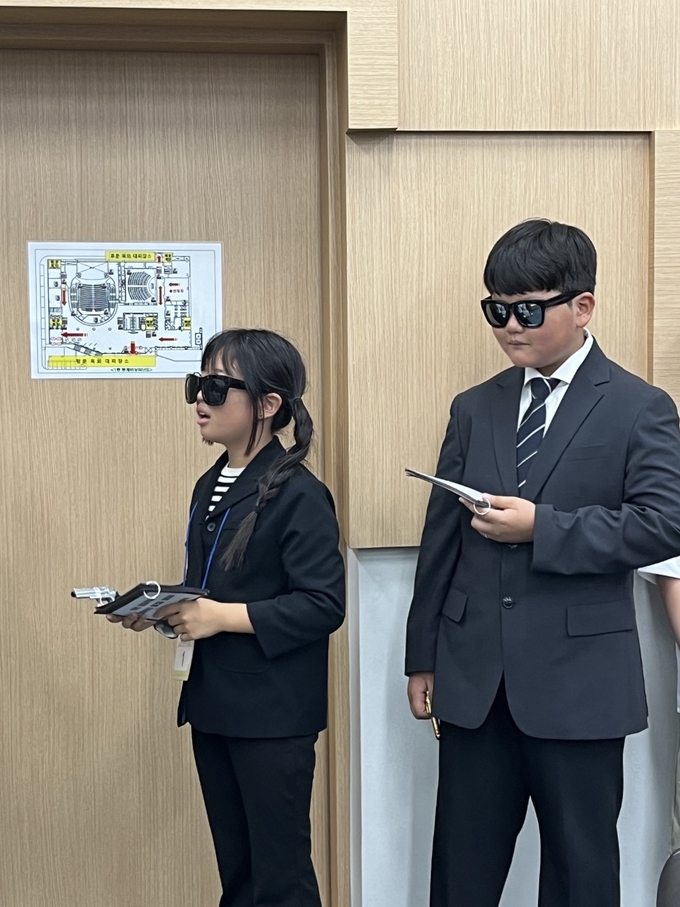 ‘잃어버린 것을 찾아서! 학교 분실물 문제’를 시연하는 권지영, 송태원 학생. (사진=삼상초 제공)