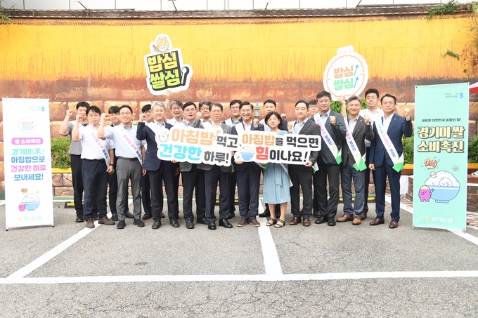 경기농협 시너지협의회가 수원 권선동에서 '아침밥 먹기 캠페인'을 실시했다. (사진=경기농협 제공)