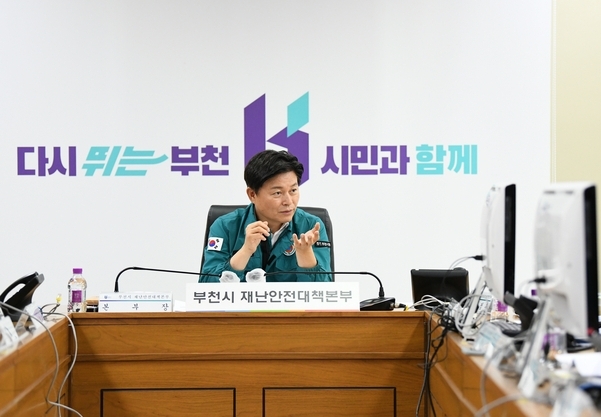 26일 열린 ‘부천시 재난안전대책본부 6차 회의’에 참석한 조용익 부천시장. (사진=부천시 제공)