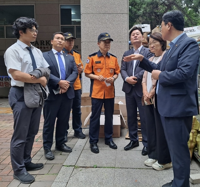 경기도의회 더불어민주당 대표단이 26일 부천 호텔 화재 현장을 방문해 지준호 부천소방서장으로부터 보고를 받고 있다. (사진=경기도의회 제공)