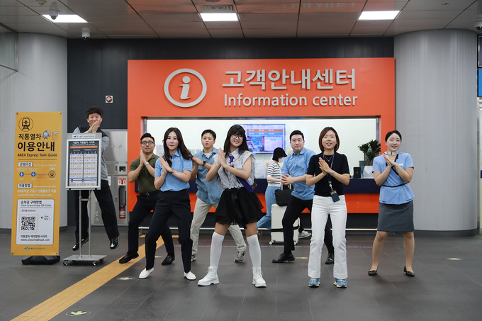 공항철도 열차를 홍보하기 위해 키즈 크리에이터 ‘서이브’와 직원들이 함께 한 챌린지 영상 모습 ( 사진 = 공항철도 제공 )<br>
