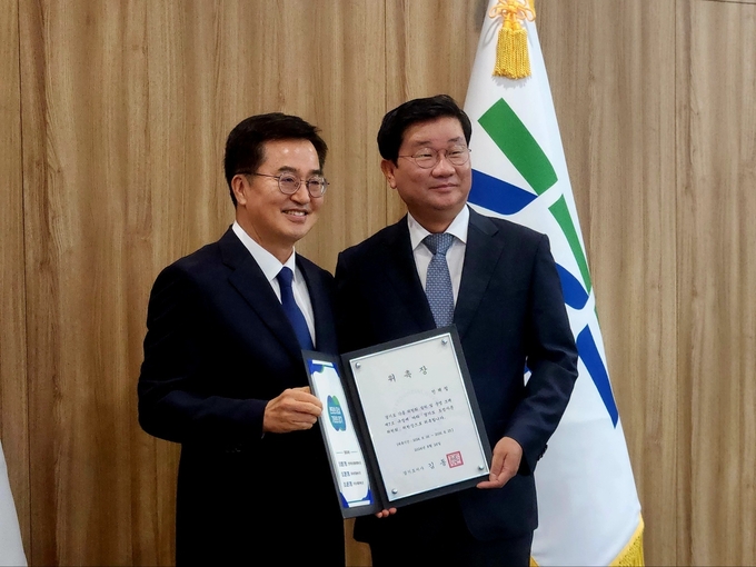 26일 경기도청 도지사 집무실에서 김동연 경기도지사(왼쪽)가 전해철 신임 경기도 도정자문위원장에게 위촉장을 전달하고 있다. (사진=이유림 기자)