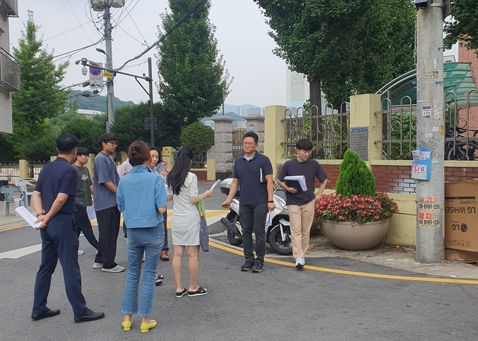 성남교육지원청 관계자들이 '2024년 학교 밖 통학로 교통환경 합동점검'을 지난 24일 실시했다. (사진=성남교육지원청 제공)