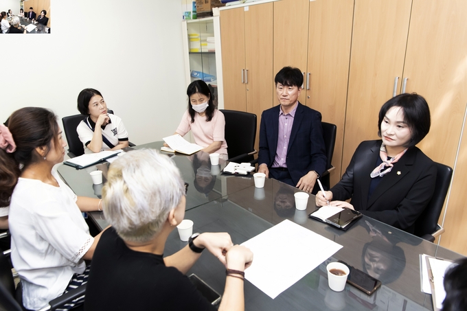 김포시의회 연구회 의원들이 멈춰선 크리넷 시설로 불편을 겪고 있는 입주민들의 설명을 듣고 있다. 김포시의회 연구회 제공