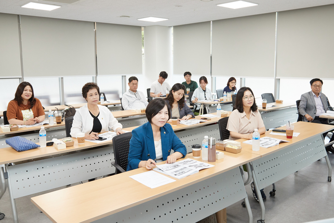 용인특례시의회 경제환경위원회는 지난 26일 용인산림교육센터 2층 강의실에서 경제환경위원회 위원 및 전문위원, 정책지원관을 대상으로 하반기 맞춤형 전문교육을 실시했다. (사진=용인시의회 제공)